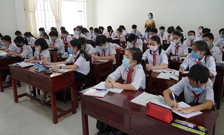 Học sinh lẫn giáo viên Trường THCS TP Bến Tre đeo khẩu trang phòng dịch. Ảnh: Hoàng Nam