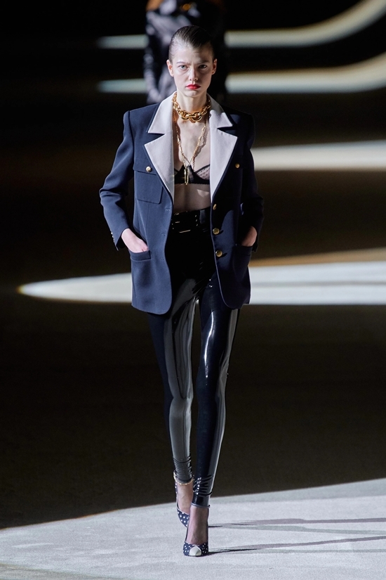Dàn mẫu mặc nội y catwalk