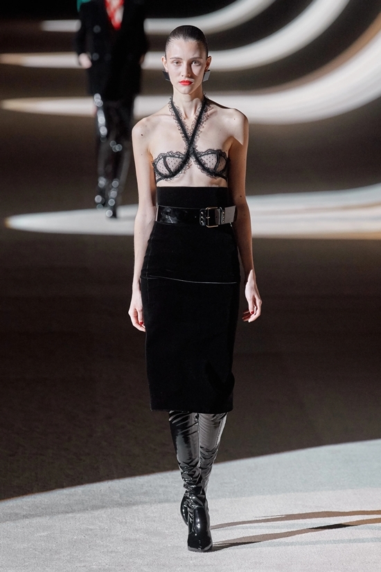 Dàn mẫu mặc nội y catwalk