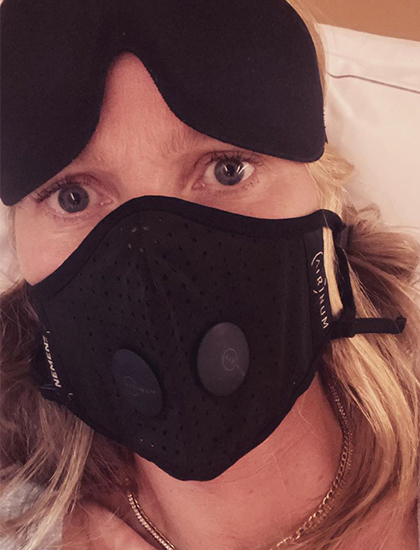 Gwyneth Paltrow đeo khẩu trang trên máy bay. Ảnh: Instagram.