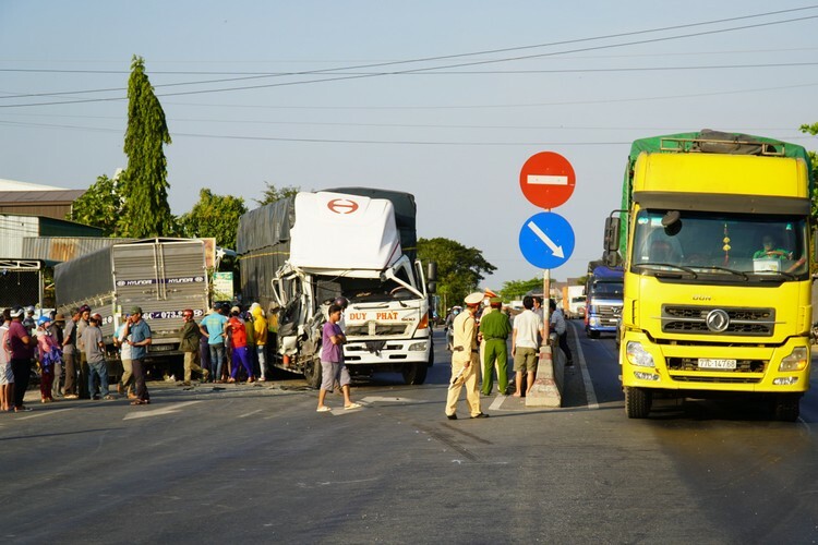 Xe tải nhỏ chở thanh long băng qua làn ngược chiều tông xe tải lớn từ Huế vào. Ảnh: Việt Quốc 