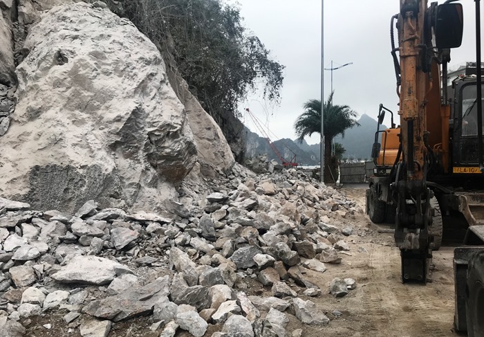 Khu vực chân núi hòn Cặp Bè bị đục phá nham nhở. Ảnh: Minh Cương