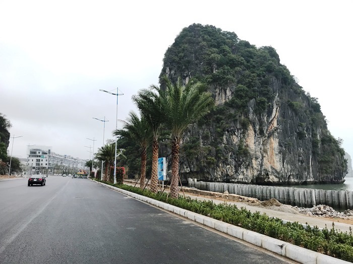 Hòn Cặp Bè trên vịnh Hạ Long bị đục phá. Ảnh: Minh Cương