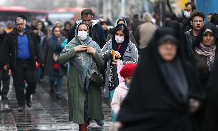 Người dân đeo khẩu trang ở thủ đô Tehran, Iran hôm 20/2. Ảnh: Reuters.