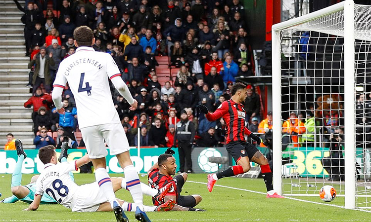 Hàng thủ Chelsea vẫn tỏ ra mong manh, và hai lần bị Bournemouth đánh sập. Trong ảnh là tình huống King nâng tỷ số lên 2-1 ở phút 57. Ảnh: Reuters.
