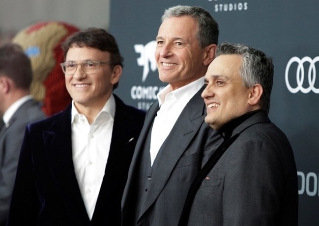Bob Iger (giữa) cùng anh em Russo (đạo diễn Avengers: Endgame). Ảnh: Reuters.