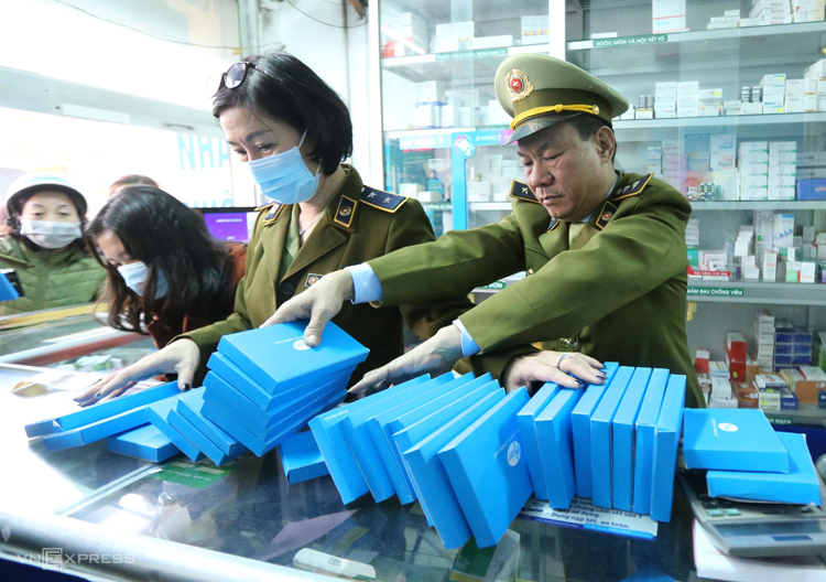 Quản lý thị trường kiểm tra việc bán khẩu trang y tế tại các hiệu thuốc ở Hà Nội ngày 31/1. Ảnh: Ngọc Thành