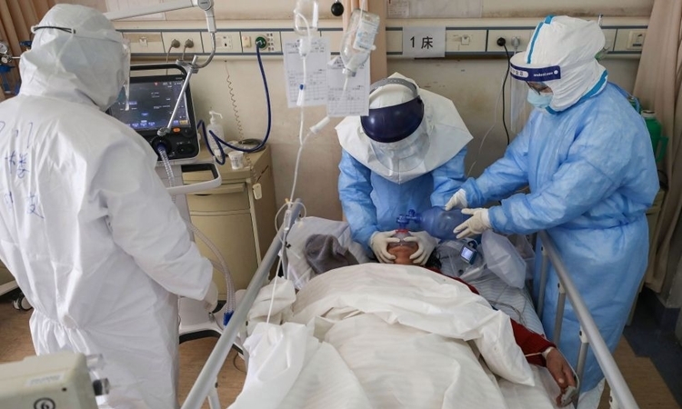 Nhân viên y tế chăm sóc cho bệnh nhân ở Vũ Hán ngày 16/2. Ảnh: Reuters.