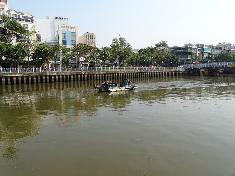 Kênh Nhiêu Lộc - Thị Nghè sẽ được nạo vét nhằm cải thiện môi trường, hạn chế tình trạng cá chết hàng loạt. Ảnh: Hà An.