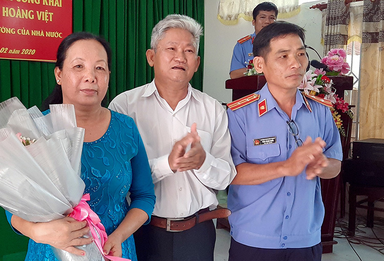 Ông Việt và vợ tại buổi được Viện kiểm sát nhân dân huyện Phụng Hiệp xin lỗi. Ảnh: Hồng Thanh