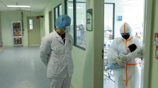 Bé sơ sinh trong vòng tay của bác sĩ tại Bệnh viện Nhi đồng Vũ Hán. Ảnh: Asia Wire