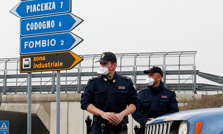 Cảnh sát theo kiểm tra các phương tiện đến và rời vùng cách ly Guardamiglio, phía bắc Italy, hôm 25/2. Ảnh: AP.