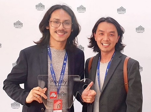 Đạo diễn (trái) và một thành viên ê-kíp ở LHP Cannes 2019. Ảnh: P.T.A.