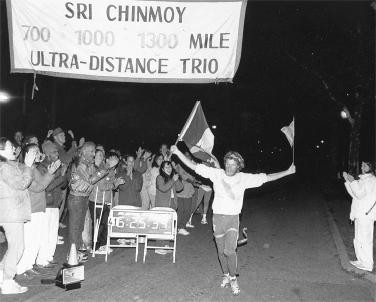 Al Howie lập kỷ lục khi thắng cuộc đua ở Sri Chinmoy marathon năm 1991. Ảnh: Jared Beasley.