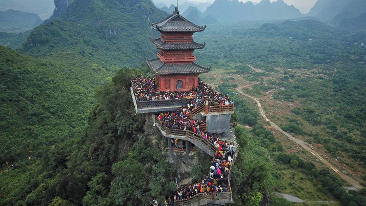Những ngày đầu năm, nhùa Tam Chúc (Hà Nam) thu hút hàng nghìn du khách đến tham quan. Ảnh: Giang Huy