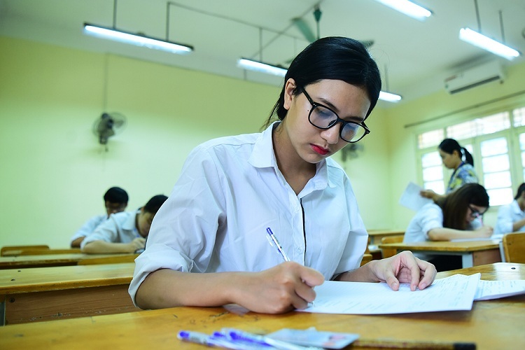 Thí sinh tham dự kỳ thi THPT quốc gia 2017 tại Hà Nội. Ảnh: Giang Huy