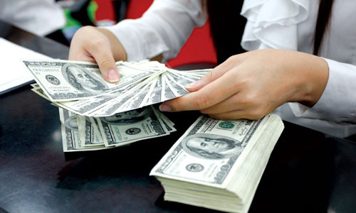 Giao dịch USD tại một ngân hàng thương mại. Ảnh: Q. Huy.