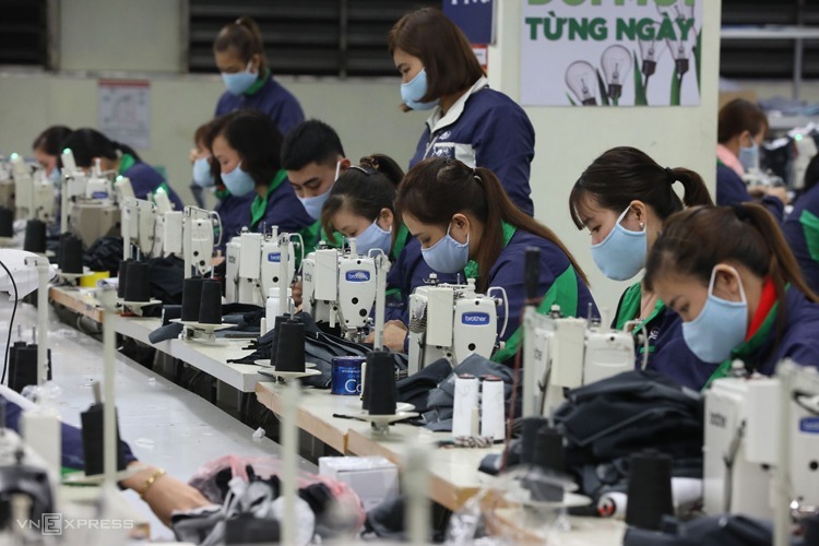 Công nhân dệt may cấp tập sản xuất khẩu trang phòng dịch. Ảnh: Ngọc Thành.