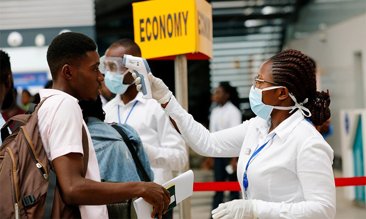 Du khách được kiểm tra thân nhiệt tại sân bay quốc tế Kotoka ở Accra, Ghana ngày 30/1. Ảnh: Reuters.