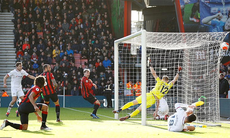 Alonso trong tình huống gỡ hoà 2-2. Đây là bàn thứ 19 anh ghi cho Chelsea tại Ngoại hạng Anh, nhiều hơn bất kỳ hậu vệ nào tại giải đấu này kể từ đầu mùa 2016-2017. Ảnh: Reuters.