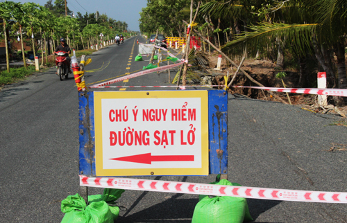 Hàng rào cảnh báo được dựng lên ở hai đầu đoạn sụp lún. Ảnh: Hoàng Hạnh.