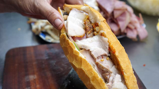 Vào những năm 1950, người Việt đã nảy ra ý tưởng về món bánh mì kẹp. Thay vì ăn riêng lẻ, các nguyên liệu được kẹp vào trong ruột bánh. Đó là hình thức ban đầu của những chiếc bánh mì Việt hấp dẫn ngày nay. Ảnh: Kate Singer/CNN.