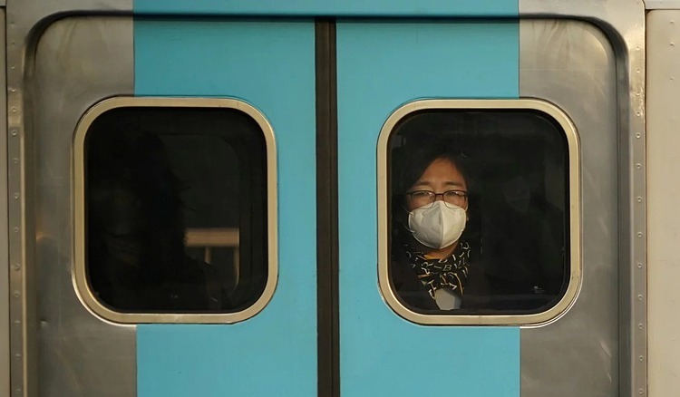 Hành khách đeo khẩu trang trên một chuyến tàu ở Seoul hôm 20/2. Ảnh: Reuters