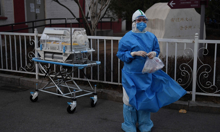 Nhân viên y tế mặc độ bảo hộ tại bệnh viện ở Bắc Kinh hôm qua. Ảnh: AFP.