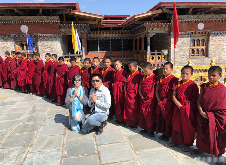 Đôi uyên ương đi qua nhiều quốc gia, vùng lãnh thổ. Năm ngoái, họ hành hương Bhutan. Cả hai đều theo đạo Phật.