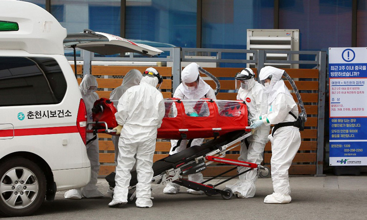 Nhân viên y tế di chuyển bệnh nhân nhiễm nCoV tại một bệnh viện ở thành phố Chuncheon, tỉnh Gangwon hôm 22/2. Ảnh: AFP.