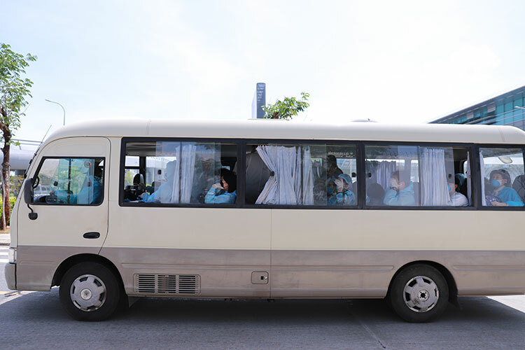 Xe chở người từ sân bay về khu cách ly trưa 24/2. Ảnh: Nguyễn Đông.