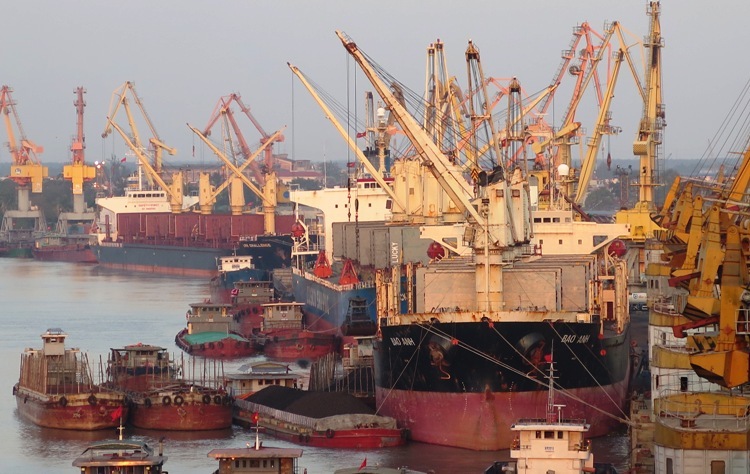 Ngoài tàu biển đến từ Trung Quốc, các tàu đến từ Hàn Quốc, Nhật Bản sẽ được kiểm soát y tế trước khi cập cảng bốc xếp hàng hóa. Ảnh: Giang Chinh
