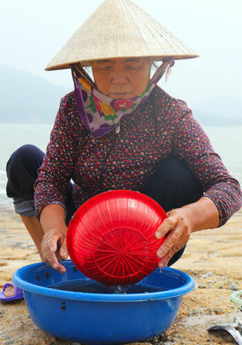Bà Diễn rửa và phân loại rong ngay trên bờ. Ảnh: Đức Hùng