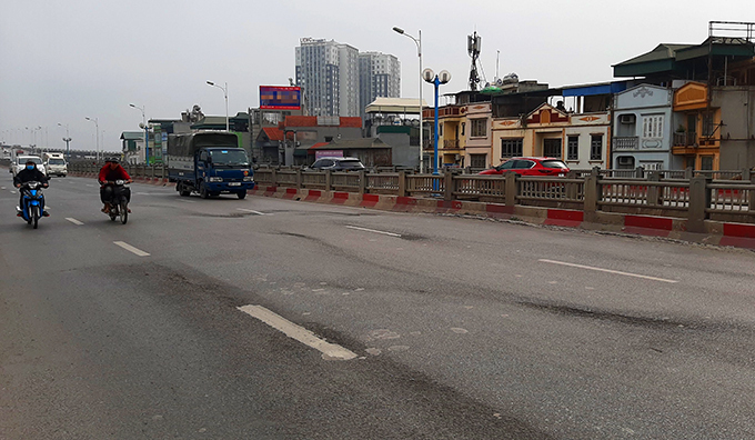 Mặt cầu Vĩnh Tuy đoạn gần đường Minh Khai bị xuống cấp, xuất hiện nhiều vệt lún, ổ gà. Ảnh: Phương Sơn