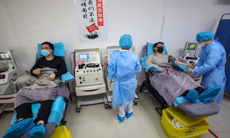 Các bác sĩ hiến huyết tương sau khi được chữa khỏi nCoV ở Hồ Bắc ngày 17/2. Ảnh: AFP.
