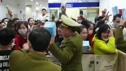 Chen lấn xô đẩy mua khẩu trang y tế