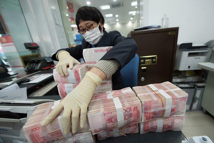 Nhân viên một ngân hàng ở Giang Tô (Trung Quốc). Ảnh: Reuters