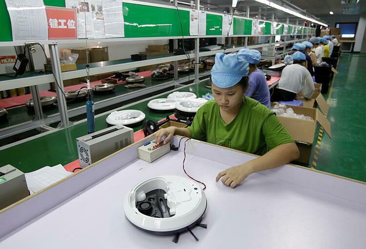 Công nhân làm việc trong một nhà máy ở Thâm Quyến (Trung Quốc). Ảnh: Reuters