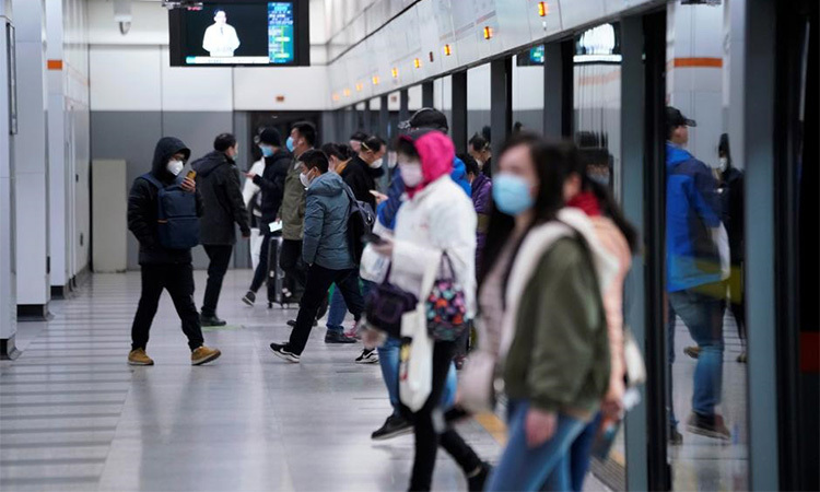 Người dân Thượng Hải đeo khẩu trang tại một nhà ga trong thành phố hôm 10/2. Ảnh: Reuters.