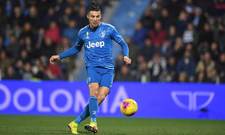 Ronaldo đệm bóng cận thành mở tỷ số. Ảnh: Reuters.