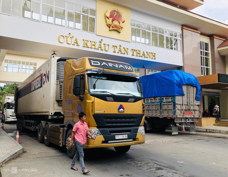 Xe hàng qua cửa khẩu Tân Thanh (Lạng Sơn). Ảnh: Anh Tú