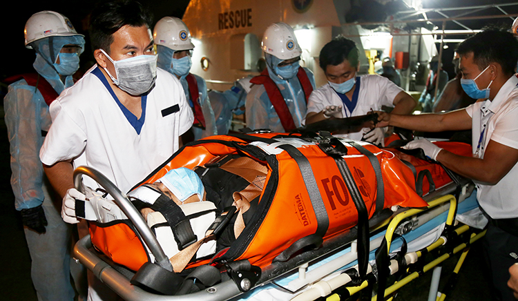 Thuyền viên nước ngoài bị nạn trên biển được đưa vào bờ Nha Trang, chuyển tới bệnh viện. Ảnh: Xuân Ngọc.