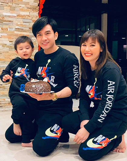 Đan Trường cùng vợ - Thủy Tiên (phải) mừng con trai tròn ba tuổi. Ảnh: Đan Trường.