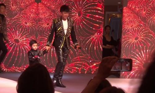 Đan Trường catwalk cùng con trai