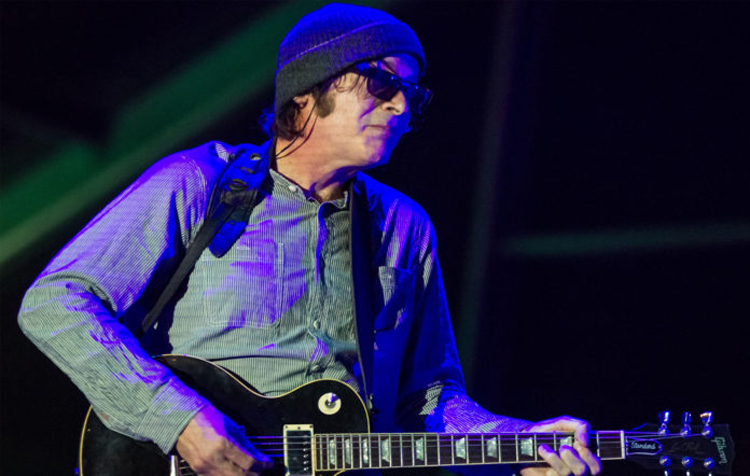 David Roback biểu diễn guitar cùng Mazzy Star năm 2012. Ảnh: Alamy.