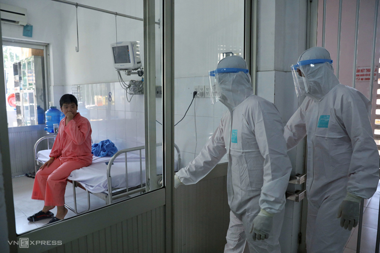 Bệnh nhân nhiễm nCoV trong khu điều trị Bệnh viện Chợ Rẫy. Ảnh: Hữu Khoa