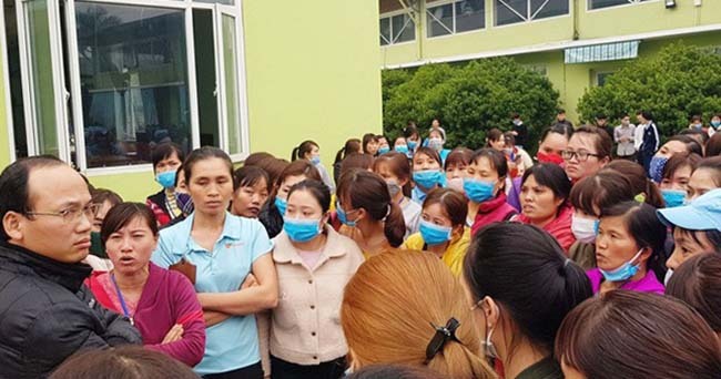 Công nhân Công ty TNHH YG Vina tiếp tục ngưng việc. Ảnh: Lam Sơn.