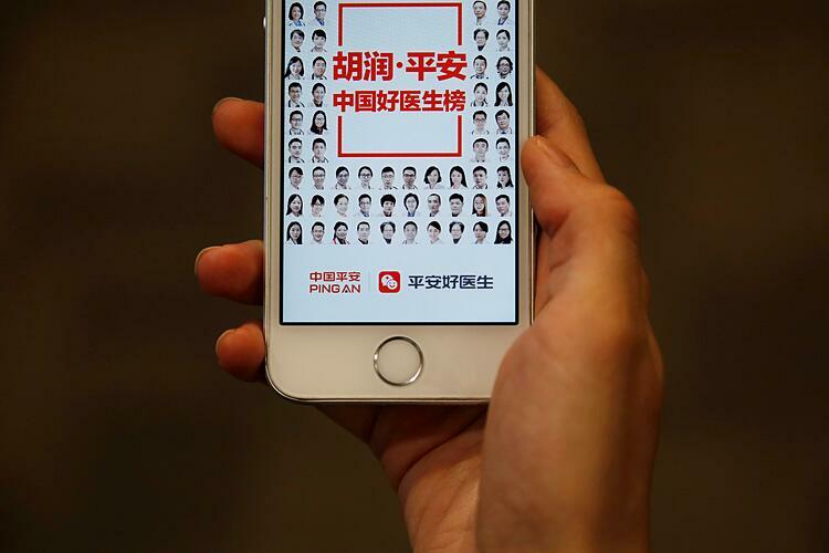 Một người dân Trung Quốc đang truy cập ứng dụng khám bệnh online. Ảnh: Reuters.