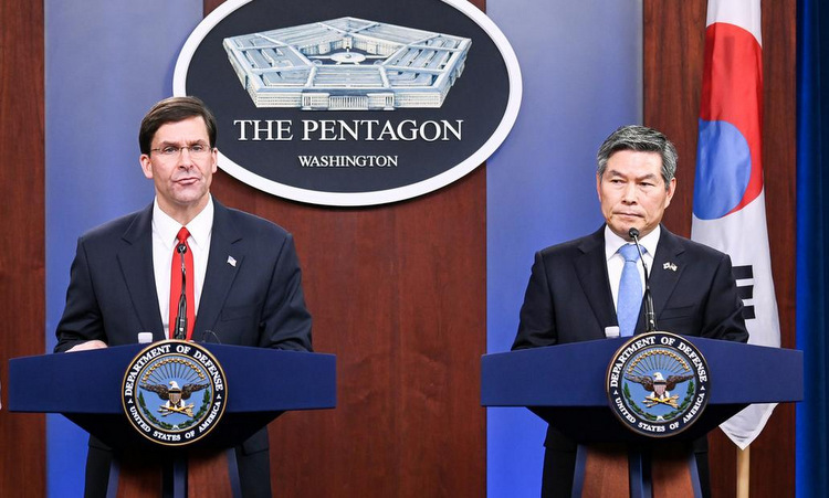 Bộ trưởng Esper (trái) và Jeong họp báo tại Lầu Năm góc hôm 24/2. Ảnh: Reuters.