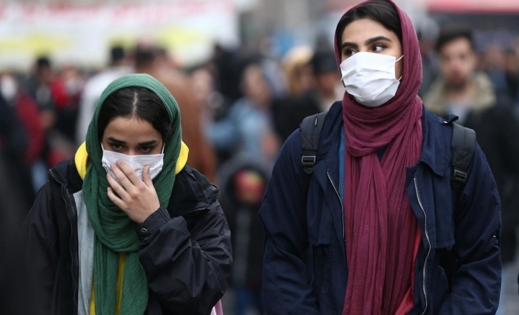 Người dân đeo khẩu trang trên đường phố thủ đô Tehran, Iran hôm 20/2. Ảnh: Reuters.